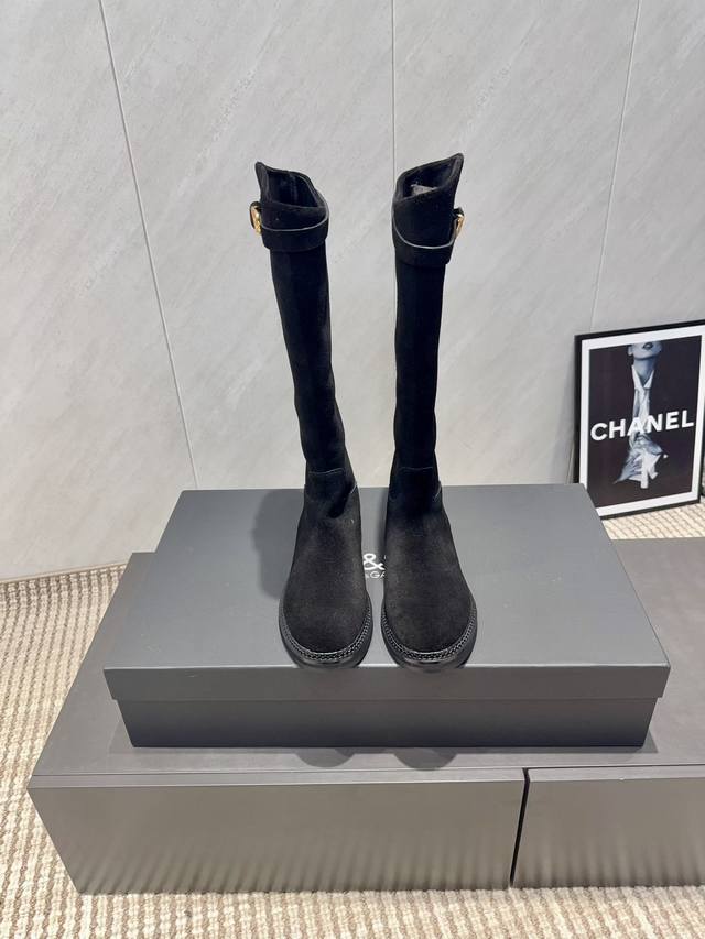 出厂： 独家顶级版本 Dolce & Gabbana 杜嘉班纳 25Vs秋冬爆款鞋子系列 圆头一脚蹬高靴 原版1:1定制，今年最潮最流行复古英伦风，简约大气，款