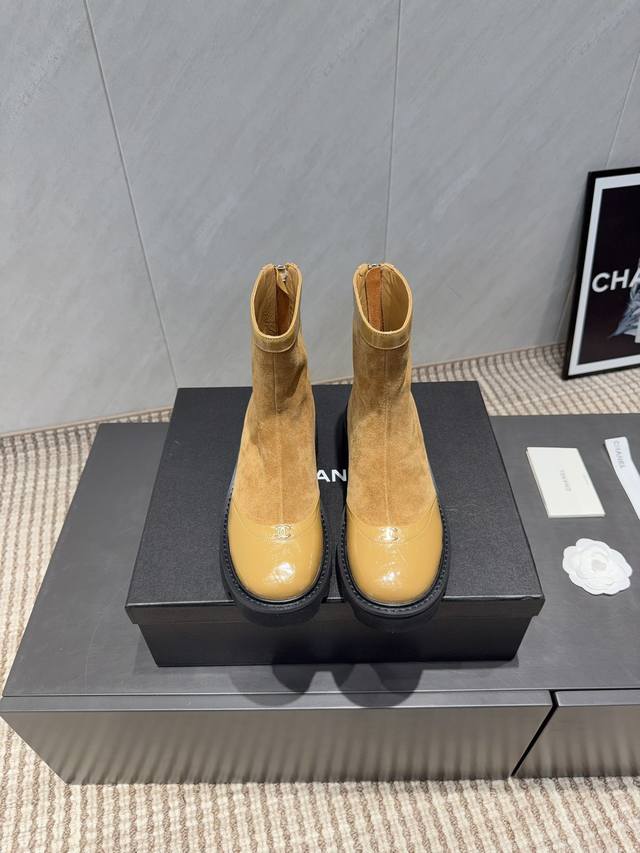 出厂: 独家顶级版本 Chane*小香25Vs秋季专柜最新靴子系列 圆头厚底短靴 香奈儿女士钟爱简约又难以抗拒系 搭配展现与众不同的穿搭风格、自由混搭闪耀到位跟