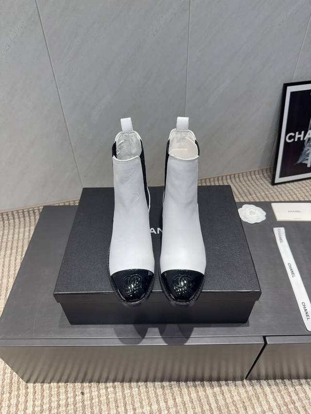 出厂: 独家顶级版本 Chane*香家2025Vs秋冬新款靴子系列 圆头松紧短靴 新款上架这款厚底在欧美街拍中出境率超高，Ins也是火了一把，调鞋楦都调了一个月