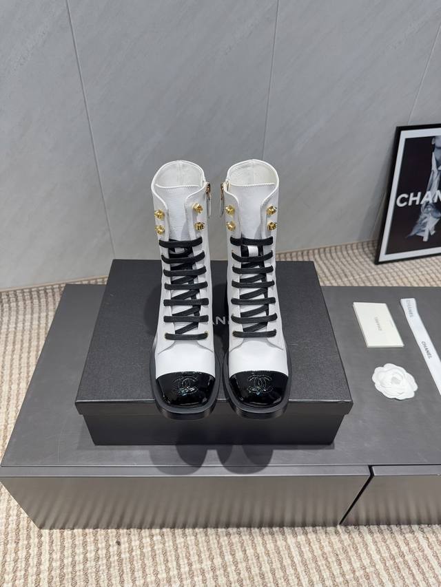 出厂: 独家顶级版本 Chane*香家2025Vs秋冬新款靴子系列 圆头中跟绑带短靴 新款上架这款厚底在欧美街拍中出境率超高，Ins也是火了一把，调鞋楦都调了一