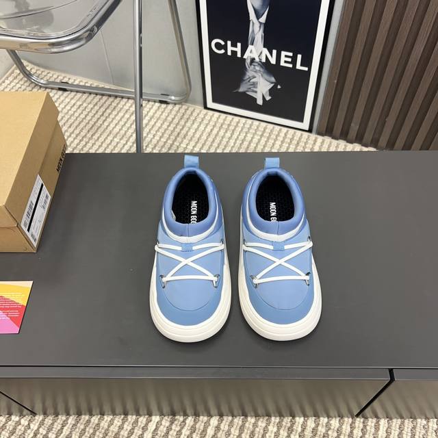 出厂: 独家顶级版本 Moon Boot2025Vs早秋最新雪地靴系列 丑萌绑带雪地面包鞋 忘了Ugg吧，时髦人都在穿Moon Boot雪地靴 如果你难以接受U