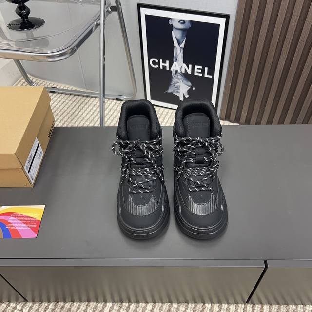 出厂: 独家顶级版本 Moon Boot2025Vs早秋最新雪地靴系列 丑萌绑带雪地短靴 忘了Ugg吧，时髦人都在穿Moon Boot雪地靴 如果你难以接受Ug