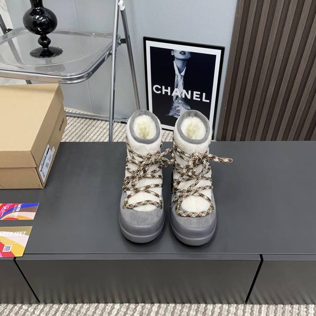 出厂: 独家顶级版本 Moon Boot2025Vs秋冬最新款雪地靴系列 丑萌拼色厚底雪地靴 忘了Ugg吧，时髦人都在穿Moon Boot雪地靴 如果你难以接受