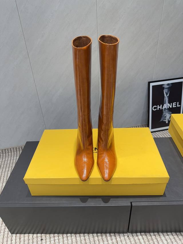 出厂: 独家顶级版本 F*Endi芬*迪2025Vs最新时装爆款鞋子系列 尖圆头一脚蹬高靴 Fd Match 原版购入 ，一比一原版复刻，设计师Kim Jone