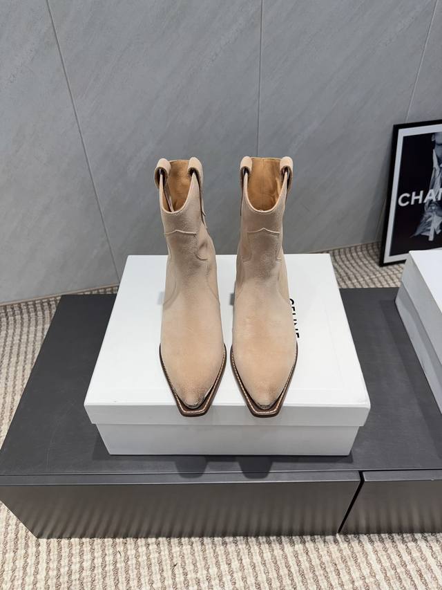 出厂: 独家顶级版本 Celin*赛*琳2025Vs秋冬最新爆款马丁靴系列 尖头复古罗马短靴 Lisa同款超火复古凯旋门松糕厚底绑带马丁靴！ 25秋冬最爆款系列