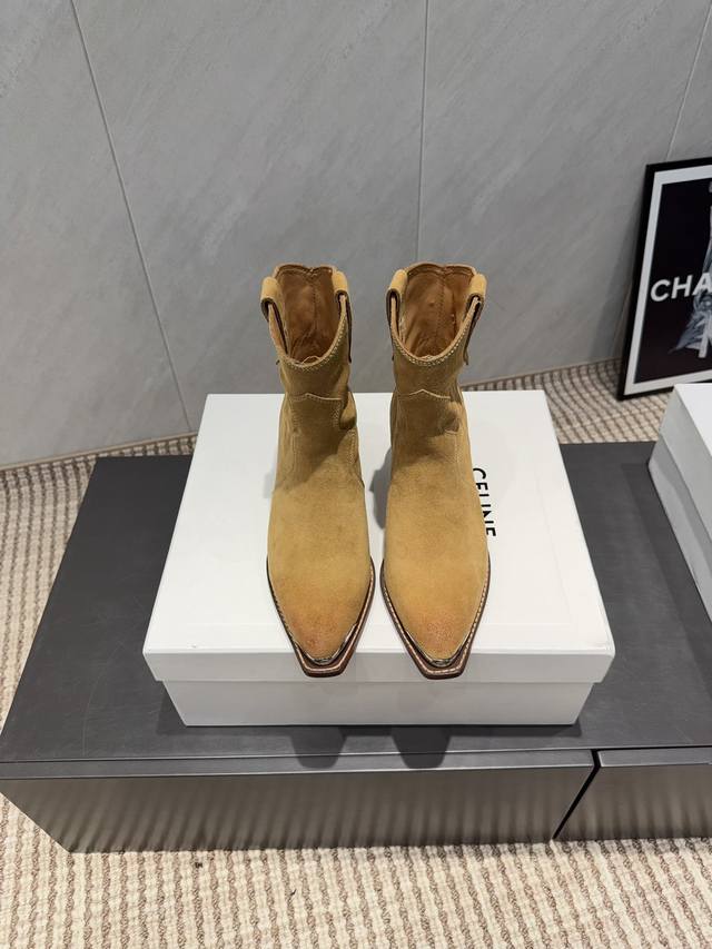 出厂: 独家顶级版本 Celin*赛*琳2025Vs秋冬最新爆款马丁靴系列 尖头复古罗马短靴 Lisa同款超火复古凯旋门松糕厚底绑带马丁靴！ 25秋冬最爆款系列