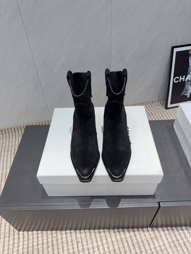 出厂: 独家顶级版本 Celin*赛*琳2025Vs秋冬最新爆款马丁靴系列 尖头复古罗马短靴 Lisa同款超火复古凯旋门松糕厚底绑带马丁靴！ 25秋冬最爆款系列