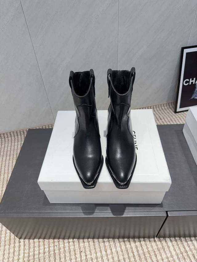 出厂: 独家顶级版本 Celin*赛*琳2025Vs秋冬最新爆款马丁靴系列 尖头复古罗马短靴 Lisa同款超火复古凯旋门松糕厚底绑带马丁靴！ 25秋冬最爆款系列