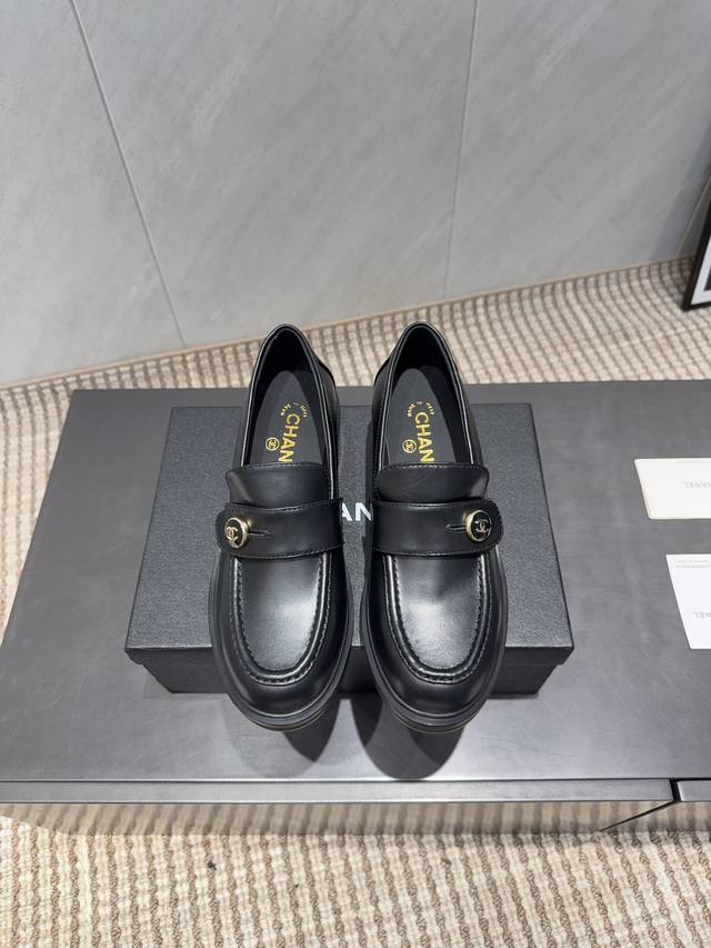 出厂: 独家顶级版本 Chane*小香25Vs秋季专柜最新乐福系列 圆头横带孔乐福鞋 香奈儿女士钟爱简约又难以抗拒系 搭配展现与众不同的穿搭风格、自由混搭闪耀到