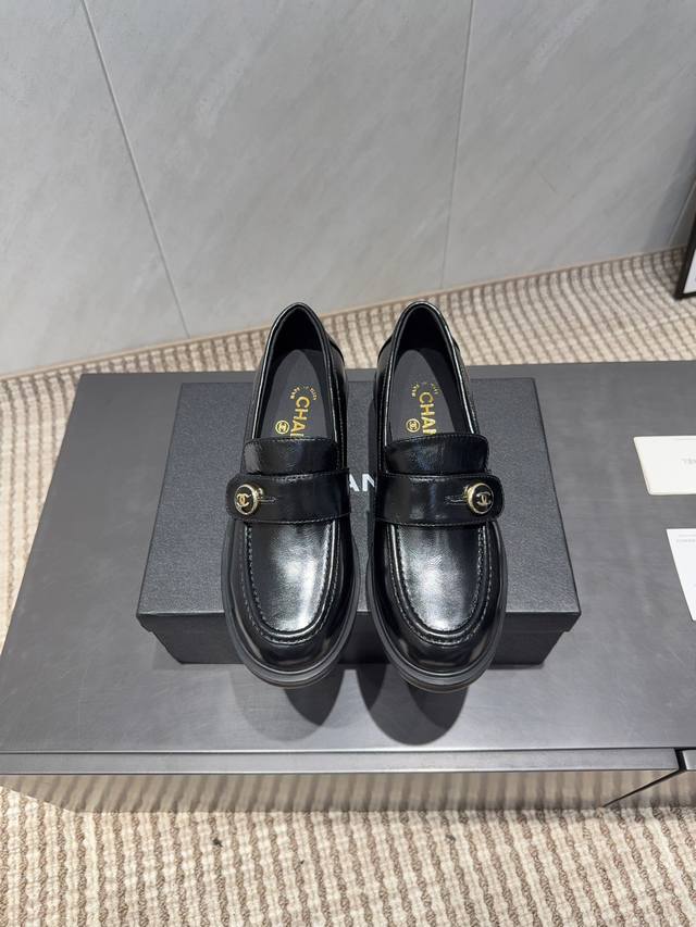 出厂: 独家顶级版本 Chane*小香25Vs秋季专柜最新乐福系列 圆头横带孔乐福鞋 香奈儿女士钟爱简约又难以抗拒系 搭配展现与众不同的穿搭风格、自由混搭闪耀到