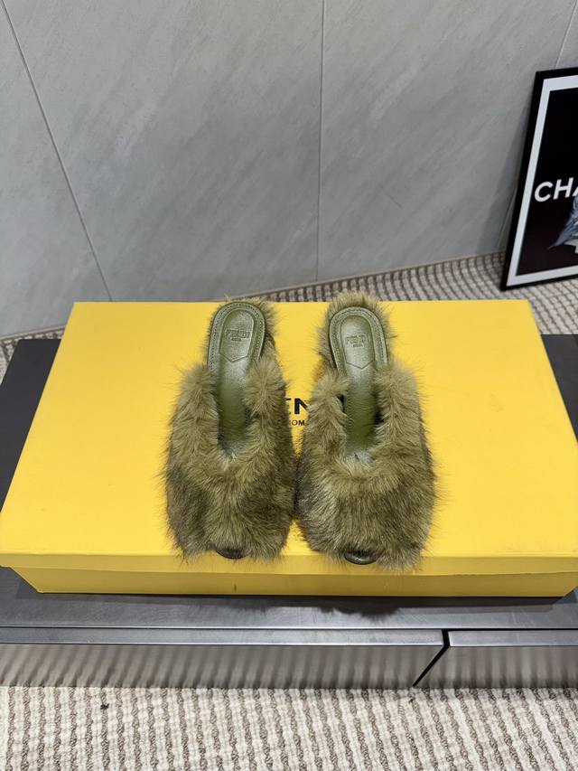 出厂: 独家顶级版本 F*Endi芬*迪2025Vs最新时装爆款毛拖系列 圆头坡跟毛拖 Fd Match 原版购入 ，一比一原版复刻，设计师Kim Jones打