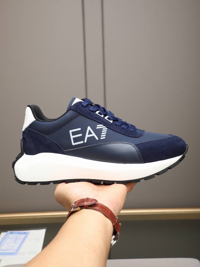 阿玛尼款式新颖时尚，鞋面采用进口牛皮防水布面网里！超轻超耐磨发泡大底！简洁高端大气上档次！让人眼前一亮！！上脚柔软舒适透气！Size：39-44 38 45定制