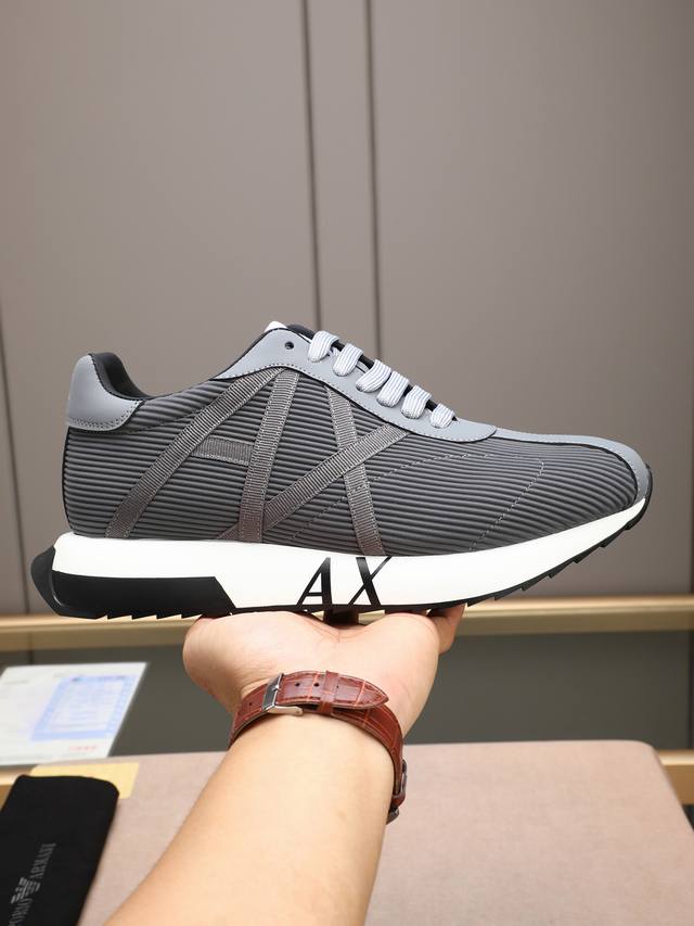 阿玛尼 沉稳内涵儒雅从容应对各种场合！大牌的气势不言而明！上脚舒适大气！ 材料:高弹力飞织透气网里高温耐磨私模发泡大底，时尚必备！码数：38-44 45 46定