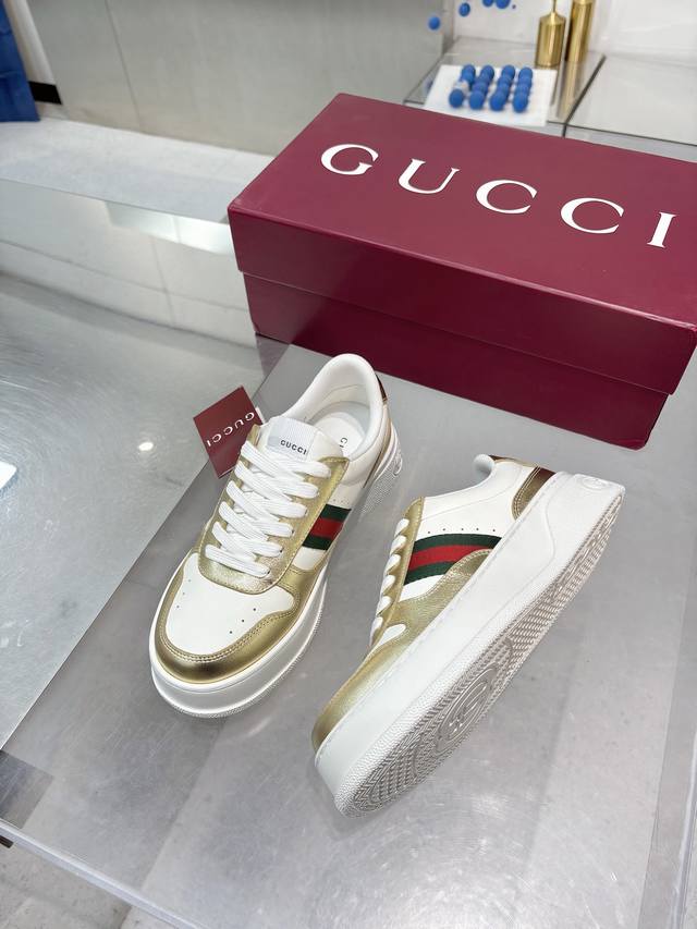Gucci 专柜最新情侣款饼干鞋 代购级别 Gucci 最新Ip轻质厚底小白鞋上脚秒内增高4Cm！！ 简约 好搭且复古韵味十足～鞋舌最新防伪布标。且带电子芯片防