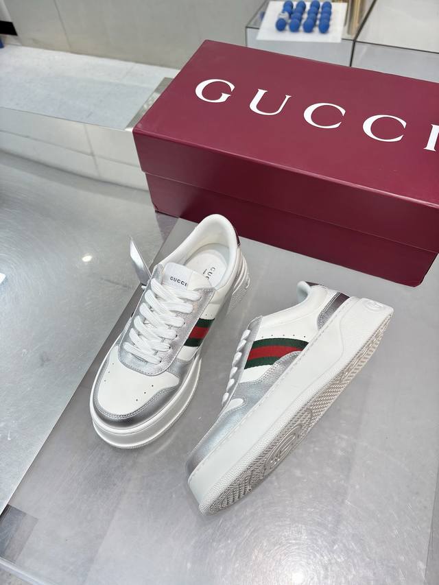 Gucci 专柜最新情侣款饼干鞋 代购级别 Gucci 最新Ip轻质厚底小白鞋上脚秒内增高4Cm！！ 简约 好搭且复古韵味十足～鞋舌最新防伪布标。且带电子芯片防