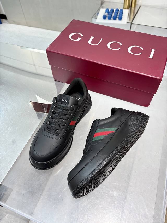 Gucci 专柜最新情侣款饼干鞋 代购级别 Gucci 最新Ip轻质厚底小白鞋上脚秒内增高4Cm！！ 简约 好搭且复古韵味十足～鞋舌最新防伪布标。且带电子芯片防