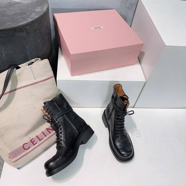 高品质出厂 ！顶级版本 Miu Miu 25Ss秋冬走秀新款皮带扣复古长筒骑士靴短靴！鲨疯啦！ 秀场主推款！经典复古机车靴造型，帅气摩登！冬靴夏穿 不失为一种时