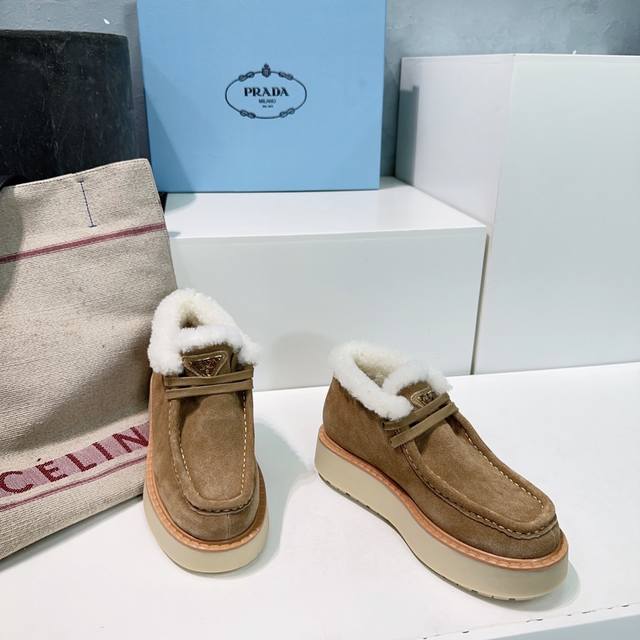 高品质出厂 ！顶级品质Prada普拉达2025Ss秋冬最新厚底保暖毛毛短靴雪地靴！圆头三角扣毛毛鞋！ 网红爆款，官网同步最新款，顶级品质，毛茸茸的时髦感十足，舒