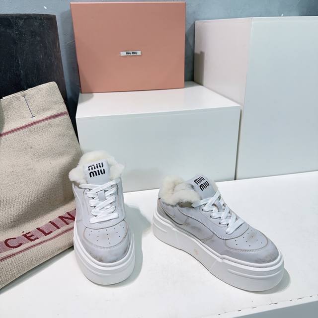 高品质出厂 ！顶级品质Miumiu25Ss秋冬新款小白鞋！来感受财阀千金的Miumiu毛毛小脏鞋休闲鞋！ 新款保暖羊毛休闲鞋板鞋！一眼看中的毛绒绒复古小白鞋 奶