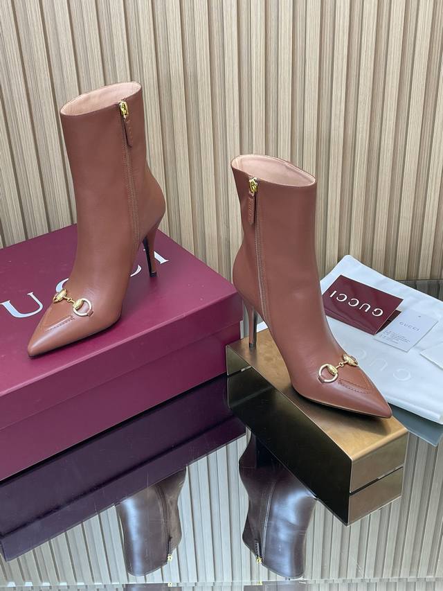 2025秋冬G家新款Gucc马衔扣高跟短靴尖头及踝靴裸靴 出厂价P 顶级版本、欢迎比对. 原版1:1复刻 注意市面通货内里很多都不对版哦请认准咱家正品保证 鞋面
