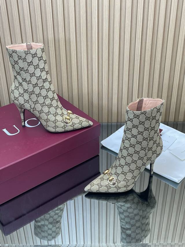 2025秋冬G家新款Gucc马衔扣高跟短靴尖头及踝靴裸靴 出厂价P 顶级版本、欢迎比对. 原版1:1复刻 注意市面通货内里很多都不对版哦请认准咱家正品保证 鞋面