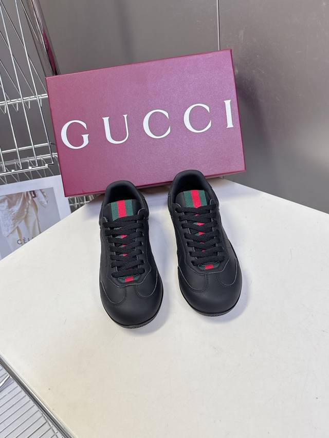 男装10 Gucci古驰Shift系列情侣款运动鞋系带休闲德训鞋 超多明星网红种草 Gucci Shift系列全新上市，轻盈设计焕新诠释运动风尚。利落廓形更添自