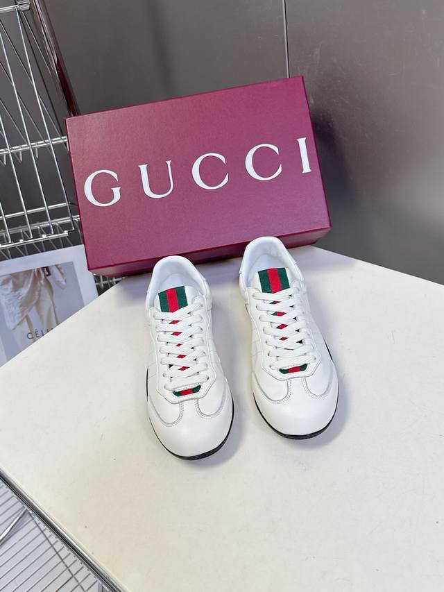 男装10 Gucci古驰Shift系列情侣款运动鞋系带休闲德训鞋 超多明星网红种草 Gucci Shift系列全新上市，轻盈设计焕新诠释运动风尚。利落廓形更添自