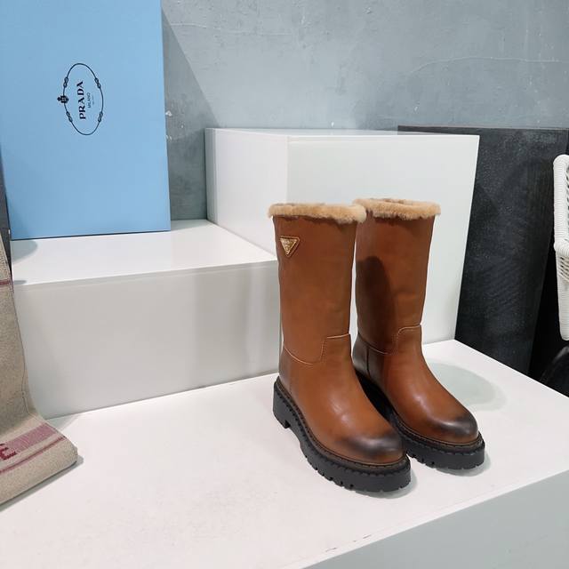 高品质出厂 ！顶级品质Prada普拉达 25Ss秋冬经典三角标松糕厚底羊毛雪地靴一脚蹬长筒靴！ 时尚厚底休闲长靴 ，独到味道，人人都爱也轻松驾驭 ，还有就是百搭