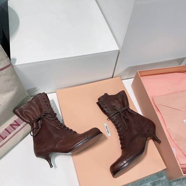 高品质出厂 ！顶级版本 原版做货！Miu Miu 25Ss秋冬走秀新款复古矮跟圆头系带短靴！鲨疯啦，New Arrival～ Miu 24Ss秀场主推款！经典复