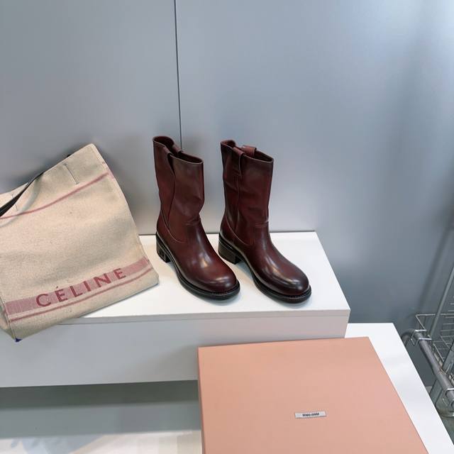 高品质出厂 ！顶级品质Miu Miu 缪缪25Ss秋冬新品水染牛皮做旧复古双耳宽筒粗跟短靴中靴 秋冬走秀新款短靴！ 今年最值得入手的靴子 没有之一！超多网红明星