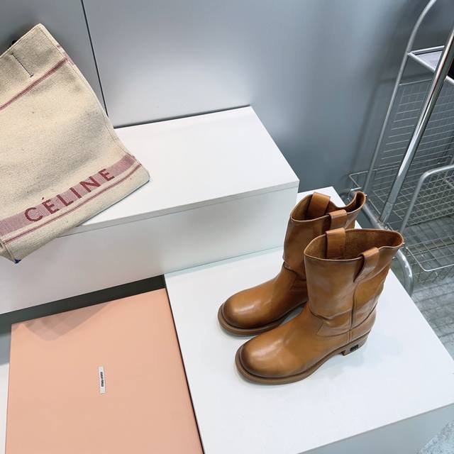 高品质出厂 ！顶级品质Miu Miu 缪缪25Ss秋冬新品水染牛皮做旧复古双耳宽筒粗跟短靴中靴 秋冬走秀新款短靴！ 今年最值得入手的靴子 没有之一！超多网红明星