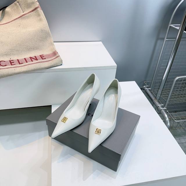 高品质出厂 ！Balenciaga巴黎世家 26春夏新款Bb扣尖头五金扣饰气质高跟鞋后空凉鞋单鞋系列 原版购入开发！经典巴黎家独有的时尚魅力，上脚超有范！！秋冬