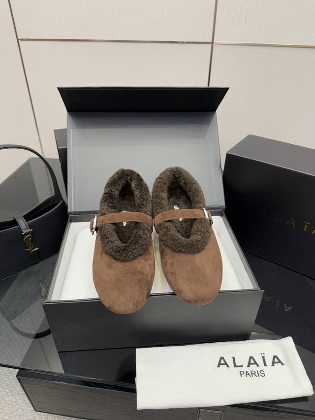 高版本出厂 毛里 独家新品 Alaia 阿莱亚25Ss 秋冬走秀款平底羊毛里玛丽珍芭蕾舞鞋休闲鞋 章小蕙同款 甜酷仙女风 人气超高的一款毛里平底鞋，浪漫又迷人