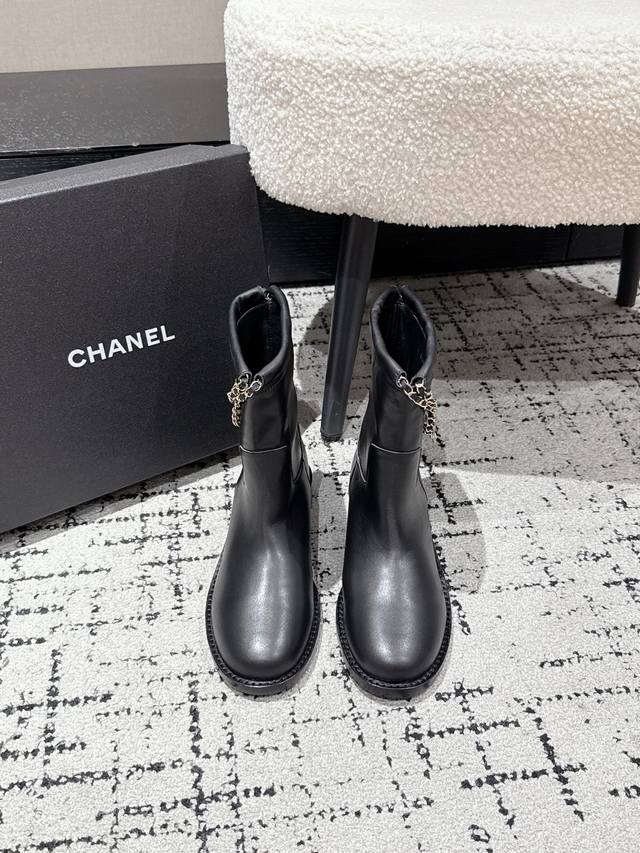 顶级版本 Chanel香奈儿 25 秋冬 最新爆款 链条吊坠 短靴 全网专柜爆爆爆断码王，温柔小可爱会情不自禁爱上的，专柜以9000购入！！！独家模具钻扣开模