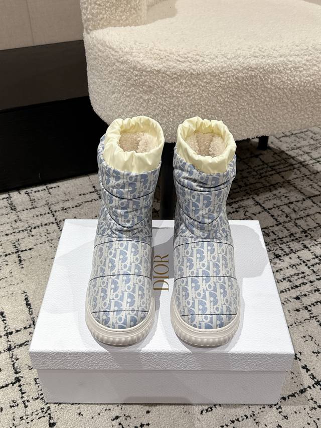 Dior迪奥 25 秋冬 最新款雪地靴 滑雪鞋 超多明星网红种草 这款Dior 及踝靴巧妙融合 Dior Chez Moi 系列元素 采用 Oblique 印花