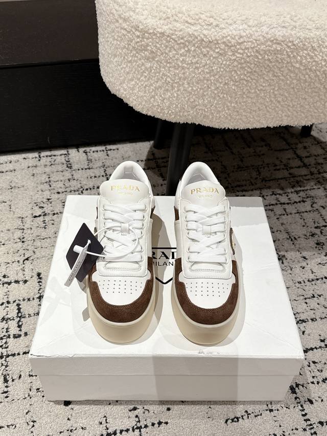Prada 普拉达 25 最新Downtown Bold系列 厚底 三角标 休闲 小白鞋 运动风设计搭配精致细节。采用穿孔皮革打造，个性的厚底呈现别具一格的现代