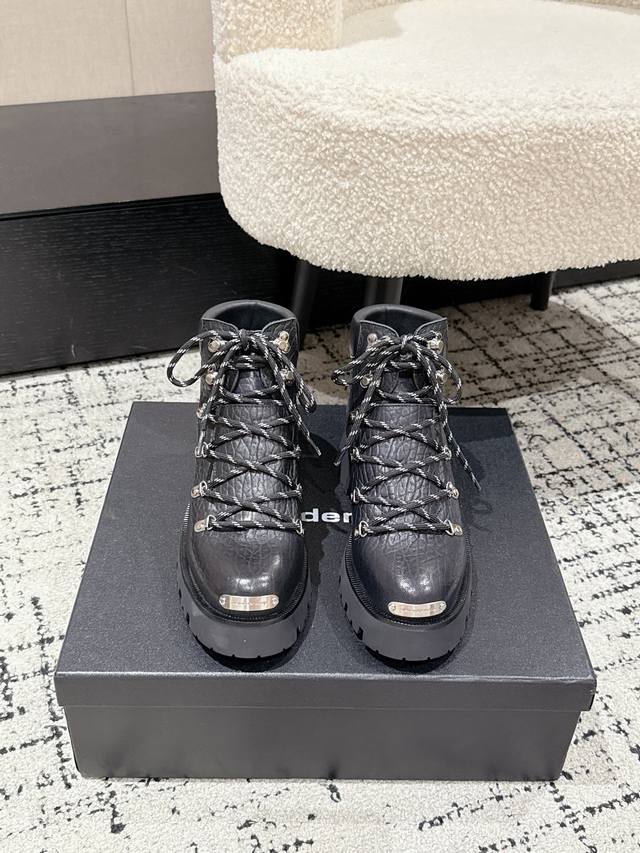 Alexander Wang 亚历山大王 25 新款系带 厚底 短靴 马丁靴 大王这双厚底短靴 绝对是腿精必备神器 显高显瘦，黑色经典百搭王~皮面搭配激光Log