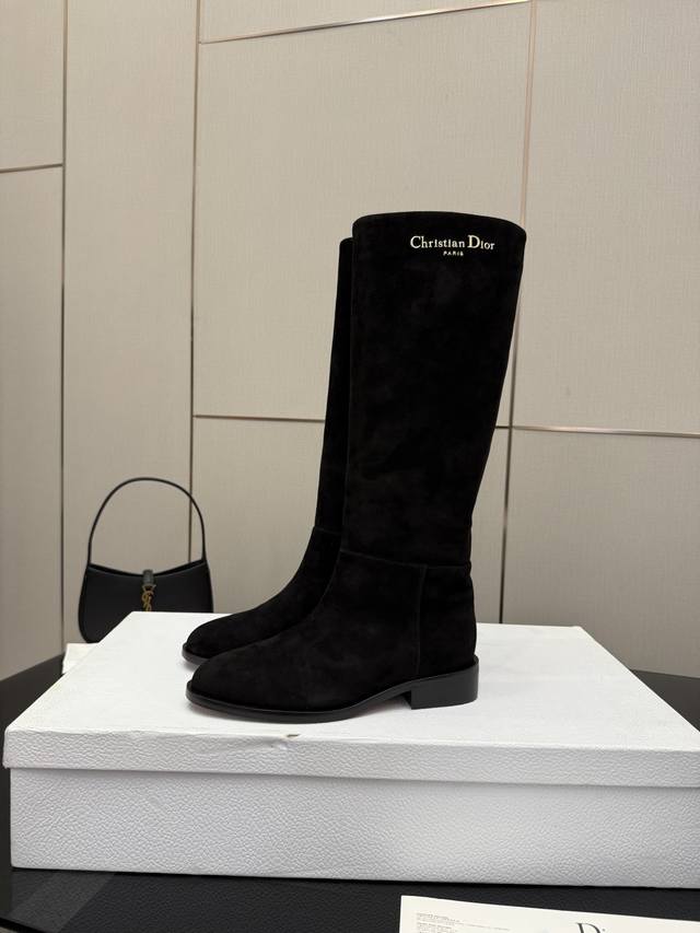 Di*R秋冬新款 真正的原版1:1开发哦，个性的后拉链，便捷时尚，两条直线美得无法形容，羊皮内里，舒适柔软，上脚瞬间瘦腿，意大利真皮大底高端大气面料：进口牛皮