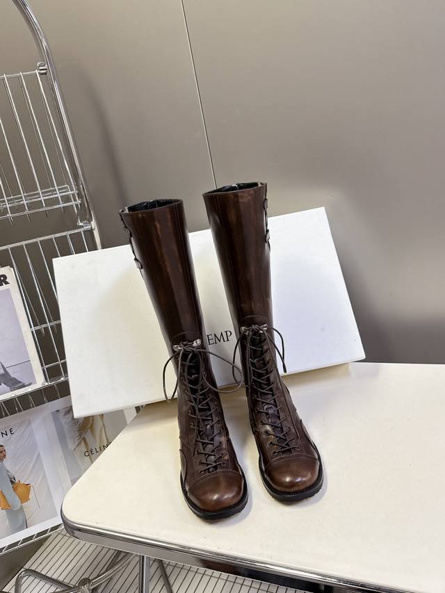 Cotemp小众品牌秋冬最新款 复古做旧坦克靴 超多明星网红种草 延续了经典坦克步靴的靴筒包裹性与多重固定元素，绑带从鞋口延伸到鞋头处，搭配多个金属做旧银扣，可