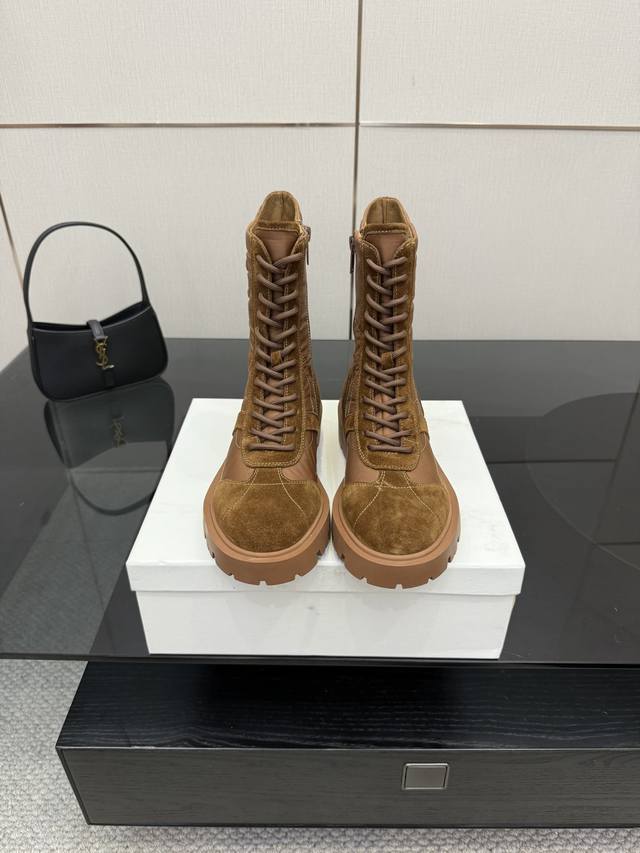 新品思琳马丁靴 进出专柜无压力，重工版，拒绝一眼假Low货 原版楦型，调试N次、复古厚底中筒马丁靴 塞琳这一季好看的款式真的是很多，比如这款军靴就很机车风重点夸