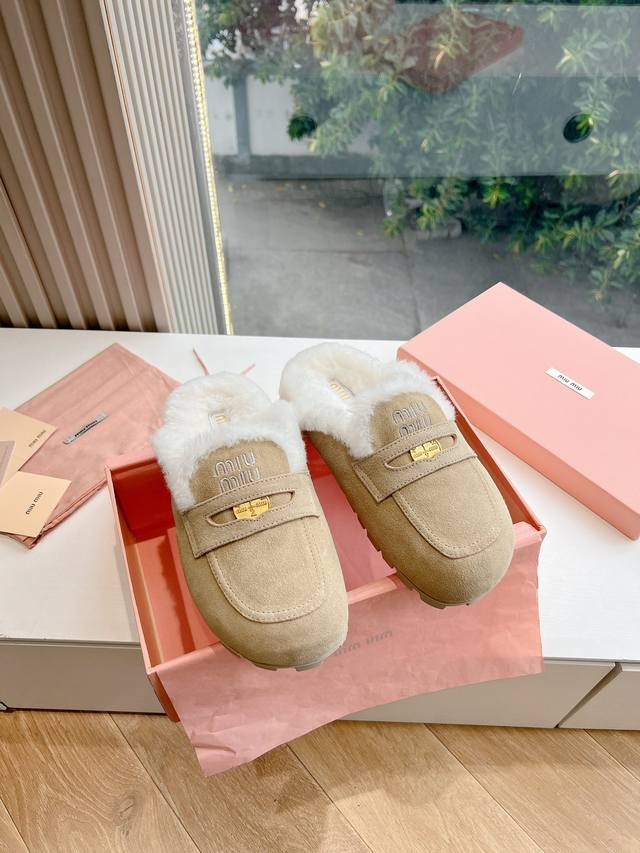 刺绣Logog0286现货供应Miumiu*缪缪厚底 年新款英伦风包头毛拖 怎么穿都好看今夏时髦精最爱 看起来不怎么舒服 上脚超级舒服 面料：磨砂鹿皮 内里：牛