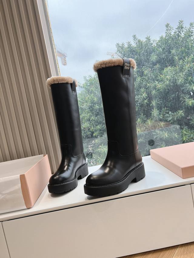 G0286现货供应缪缪Miumiu长筒靴保暖靴雪地靴 秋冬新款朋克风羊毛机车靴全球限量款闭眼可入，年度可以封神的战靴朋克风满满，上脚绝绝子既能当甜妹又能扮拽酷越