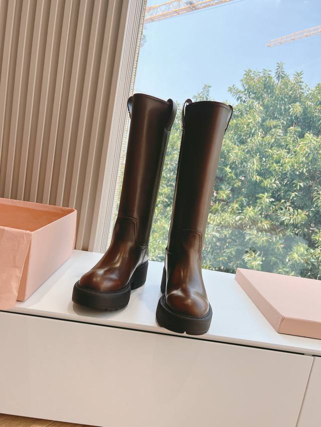 G0286独家首发Miumiu*缪缪厚底不过膝骑士靴女2025新款英伦机车筒靴 怎么穿都好看今夏时髦精最爱 看起来不怎么舒服 上脚超级舒服 超级重工 每一双都是