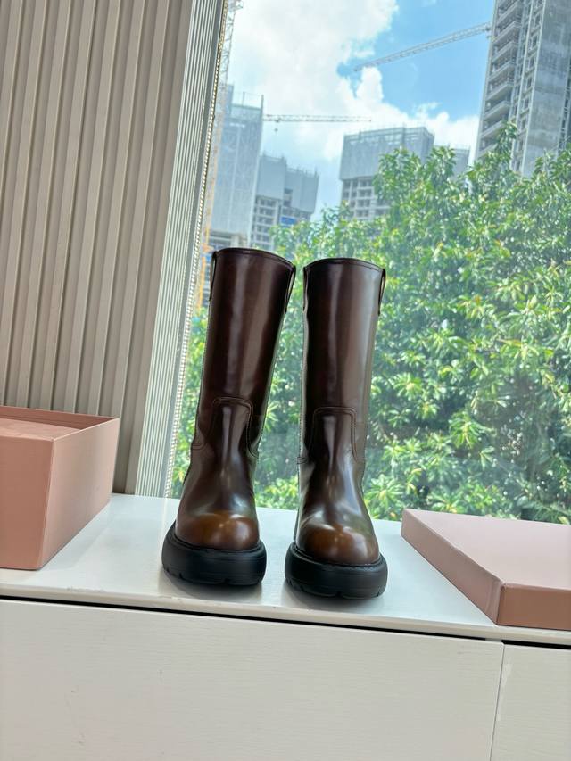 G0286所见即所得独家首发Miumiu*缪缪厚底不过膝骑士靴女2025年新款英伦机车筒靴 怎么穿都好看今夏时髦精最爱 看起来不怎么舒服 上脚超级舒服 超级重工
