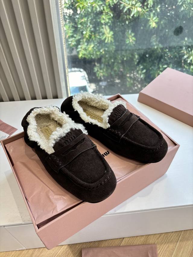 所见即所得G0286现货供应Miumiu*缪缪厚底2025年新款英伦风羊毛乐福鞋棉鞋 怎么穿都好看今夏时髦精最爱 看起来不怎么舒服 上脚超级舒服 面料：磨砂鹿皮