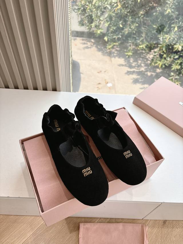 所见即所得G0286顶级版本 代购级别2025春夏时装周Miu Miu谬谬新出松紧芭蕾乐福鞋真的让人一整个心都融化除了中间夹着一颗钱币这种细节之外、鞋型整体都狠