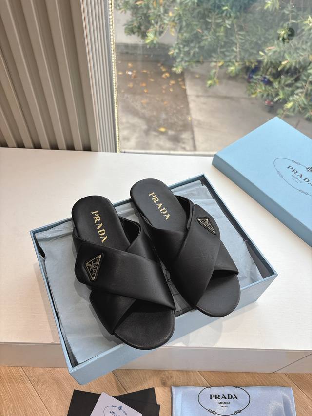 所见即所得G0286最新系列！Prada 普拉达交叉博肯面包鞋2025春夏新款厚底凉鞋拖鞋魔术贴三角扣面包包头半拖鞋 最新走秀系列 经典升级 舒适度与时髦度并存