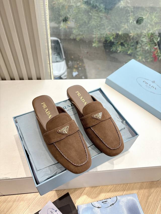 G0286Prada普拉达2025最新春夏新款玛丽珍芭蕾平底包头穆勒鞋单鞋复古时髦鞋面，让整双鞋轻便舒适 鲜艳色彩 满足不同风格时髦人士的多种选择！标志性金属三