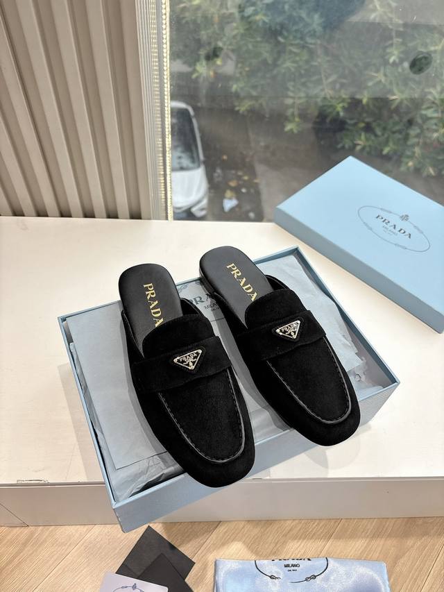 G0286Prada普拉达2025最新春夏新款玛丽珍芭蕾平底包头穆勒鞋单鞋复古时髦鞋面，让整双鞋轻便舒适 鲜艳色彩 满足不同风格时髦人士的多种选择！标志性金属三