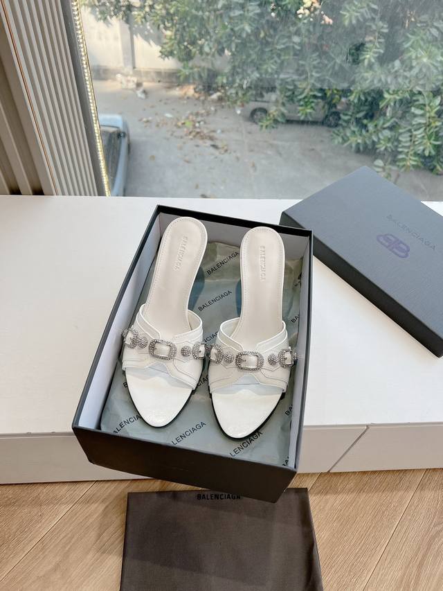 G289所见即所得G0286Balencia*A25Ss 奇异跟 弓形高跟单鞋凉鞋主推款，深口尖头单鞋和刀头状方头凉鞋弓形高跟采用深口尖头单鞋和刀头状方头凉鞋。